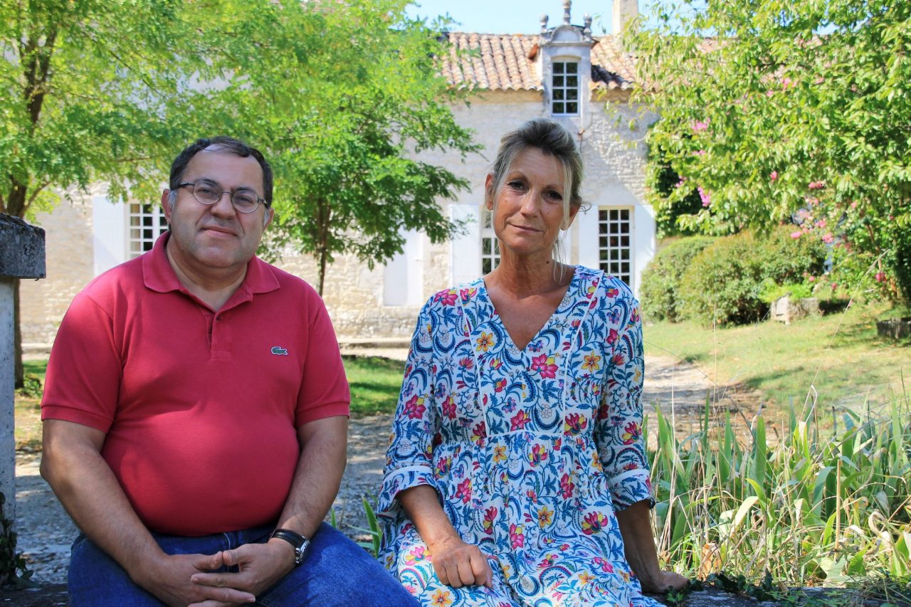Jean-Jacques Lacoste et Dominique devant le château